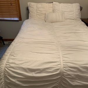 Full/Queen duvet, two shames & decorative pillow.